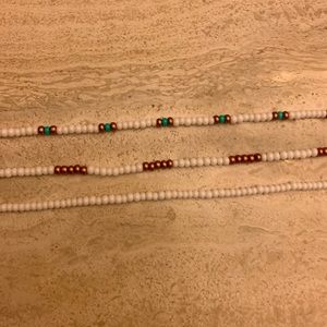 Elastic beaded choker